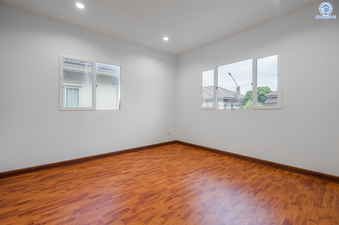 บ้านมือสองตกแต่งใหม่ ม.เดอะแพลนท์ วัชรพล หลังมุม เนื้อที่ 54 ตร.ว. ฟังก์ชัน 3 ห้องนอน 3 ห้องน้ำ จอดรถได้ 2 คัน Facilities ครบครัน บนทำเลเชื่อมต่อหลายเส้นทาง ถ.รามอินทรา ถ.สายไหม และ ถ.พหลโยธิน ใกล้สนามบินดอนเมือง ทางด่วน "รามอินทรา" และรถไฟฟ้าสายสีเขียว "สถานีคูคต"